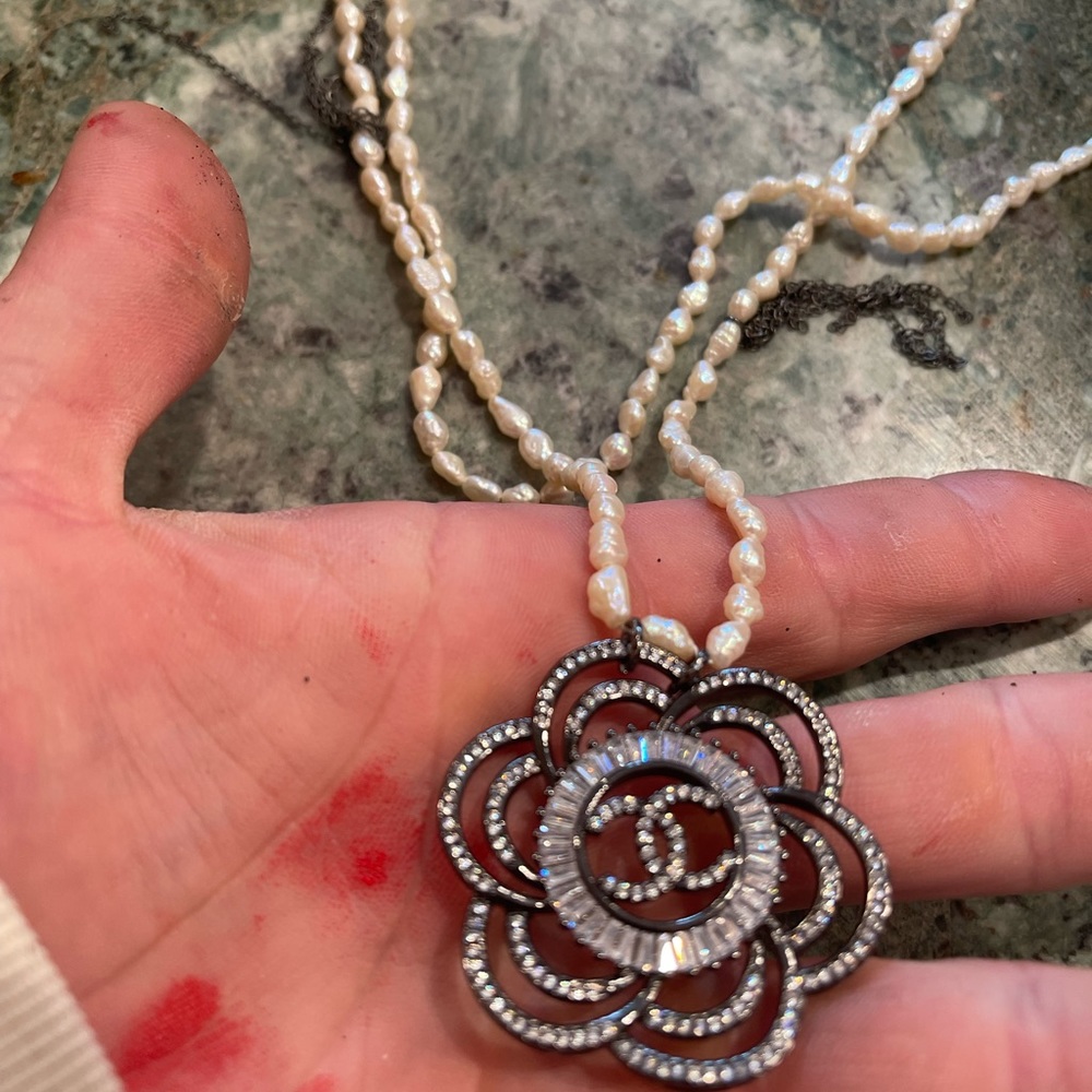 Chanel 36 inch double freshwater pearl nevklave with pendant